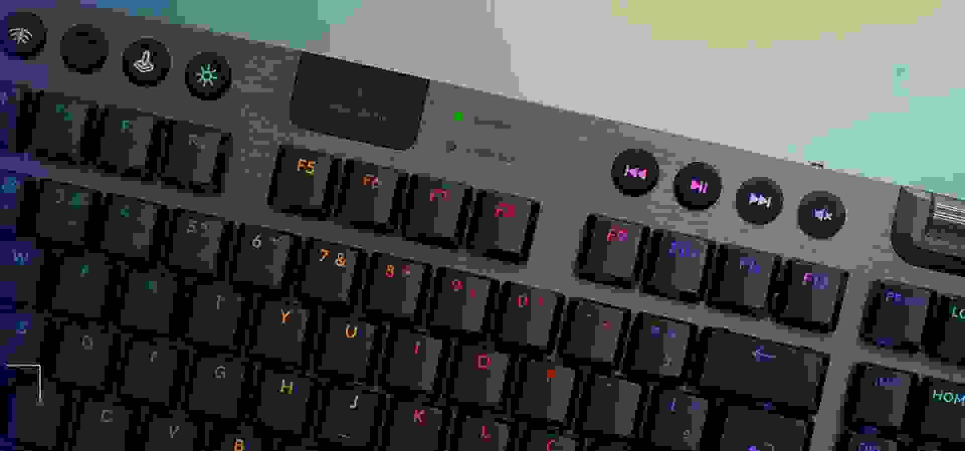 Imagem de fundo do produto Teclado Mecânico Gamer sem fio Logitech G915 TKL Lightspeed Switch Brown Tactile - Preto