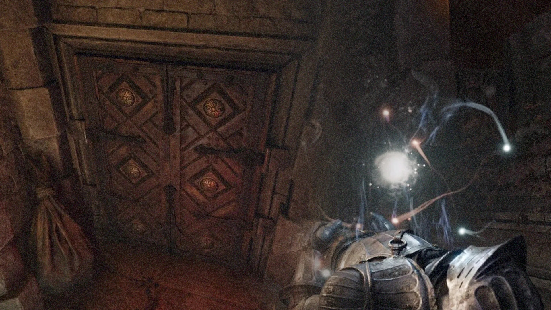 Imagem de fundo do produto Demon’s Souls Remake e a porta misteriosa