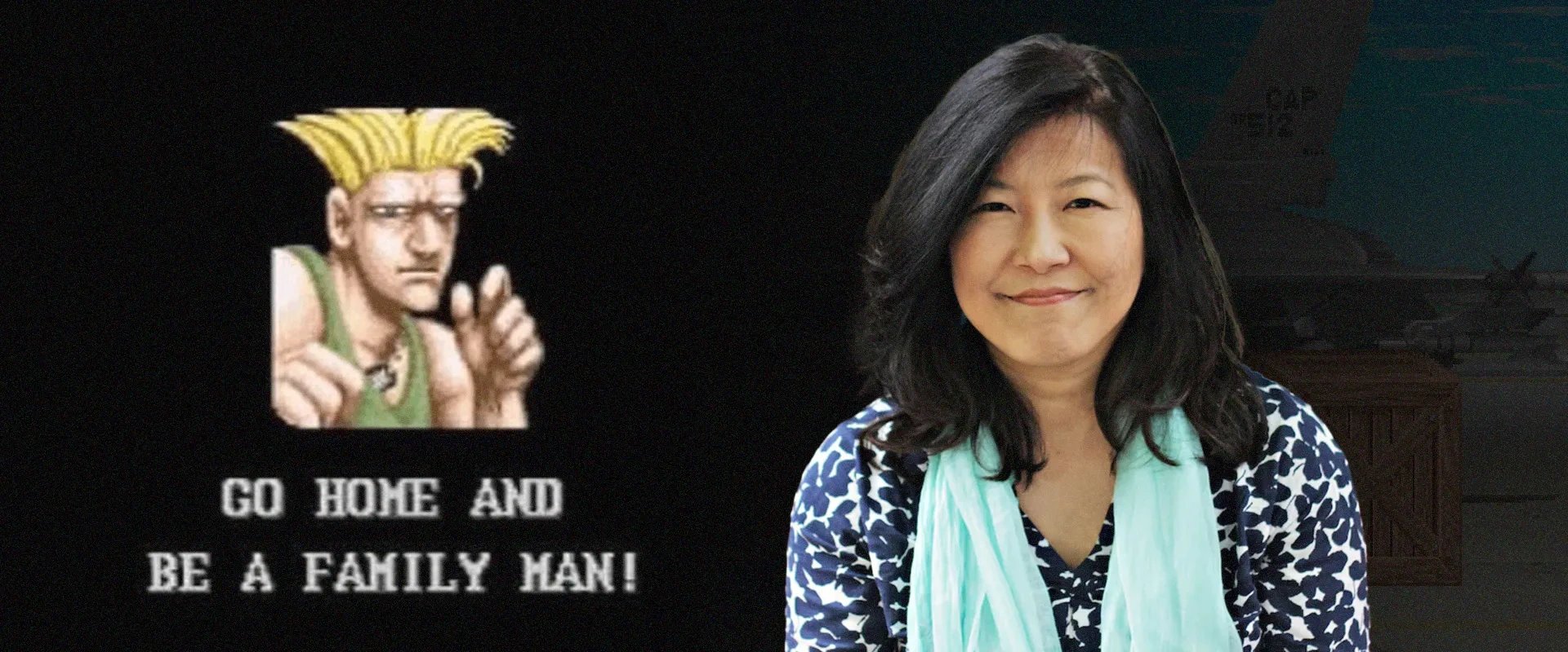 Arte do Guile à esquerda escrito "go home and be a family man" e uma foto da a compositora das músicas do Street Fighter II, Yoko Shimomura à direita, com o cenário do Guile ao fundo.