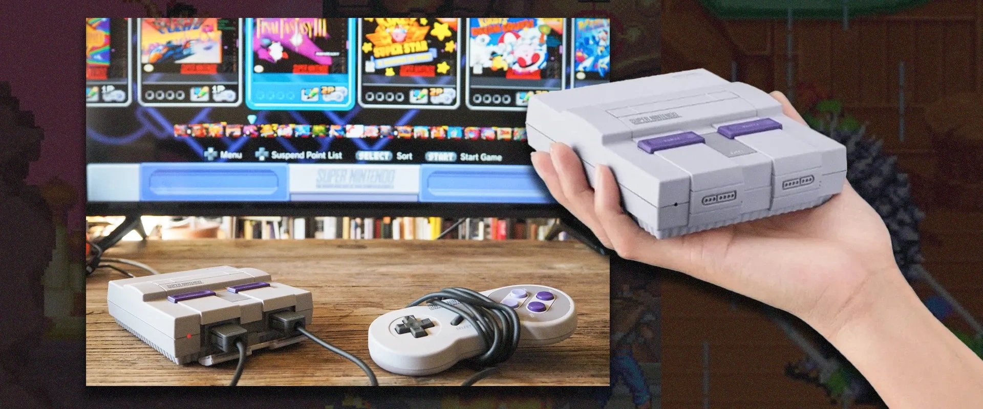 Imagem do SNES à esquerda ligado com jogos ao fundo de uma TV e á direita sob a mão de uma pessoa