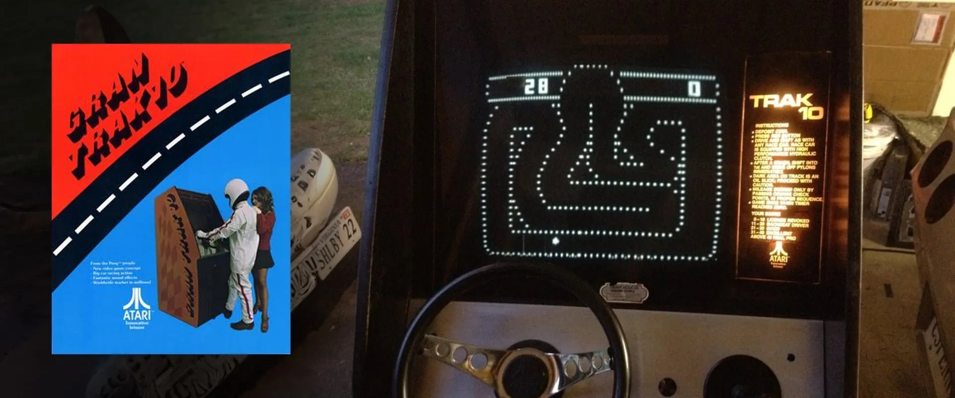 Imagem do poster de Gran Trak 10 e imagem da máquina do Arcade em funcionamento