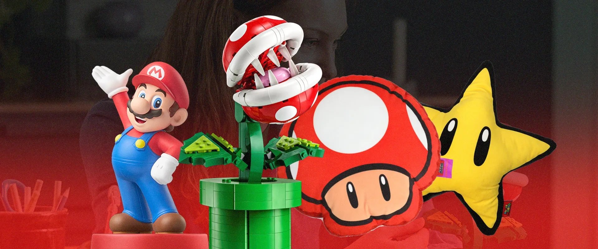 Imagens de diferentes produtos licenciados da Nintendo: Um Amiibo do Mario; Uma Piranha Plant em um cano de lego; um travesseiro do Super Mushroom e Super Star