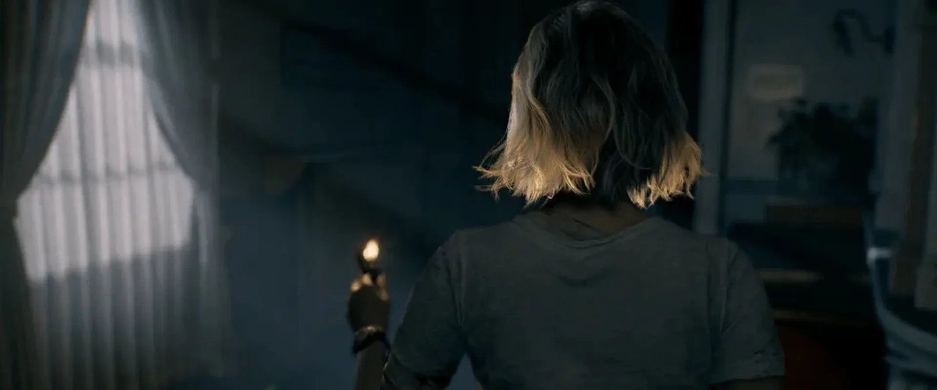 Imagem mostrando a personagem Grace Ashcroft em terceira pessoa no jogo Resident Evil Requiem