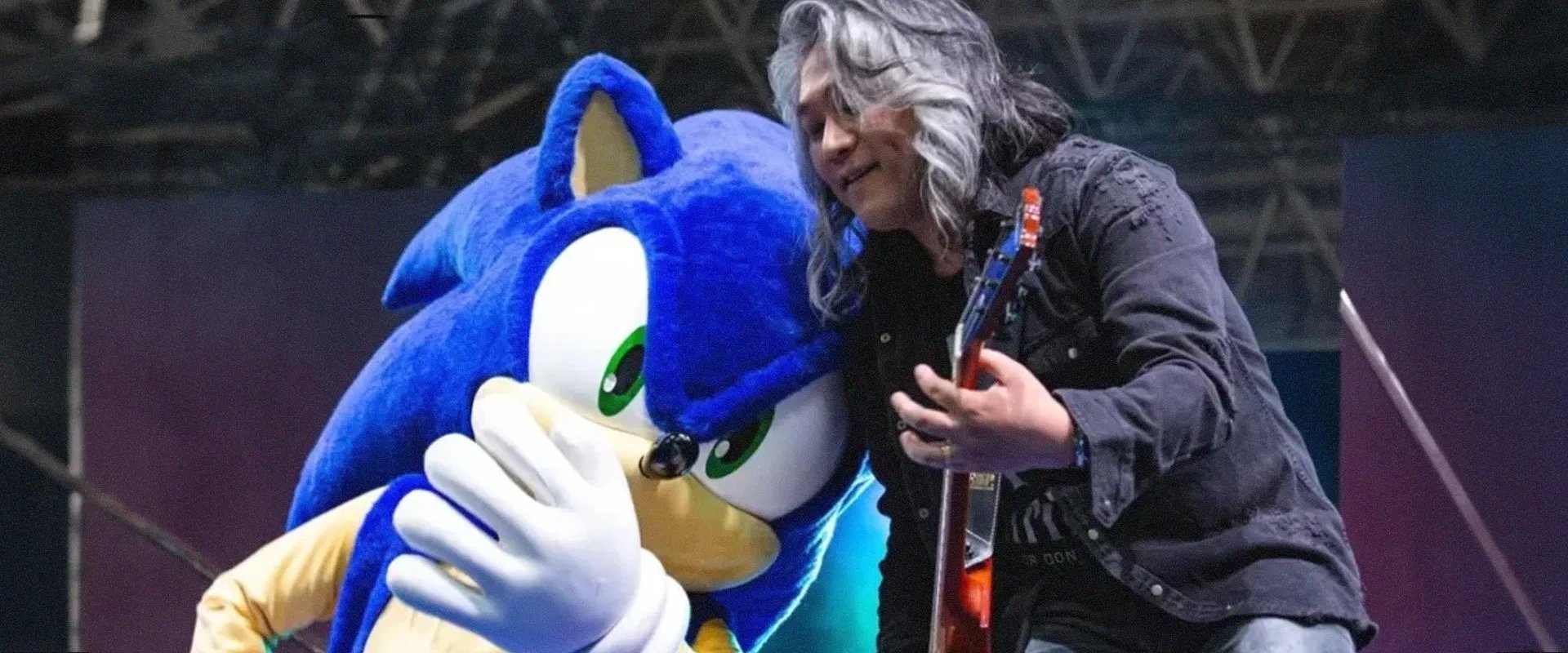 Imagem do Mascote Sonic ao lado de Jun Senue, durante a BGS 2024