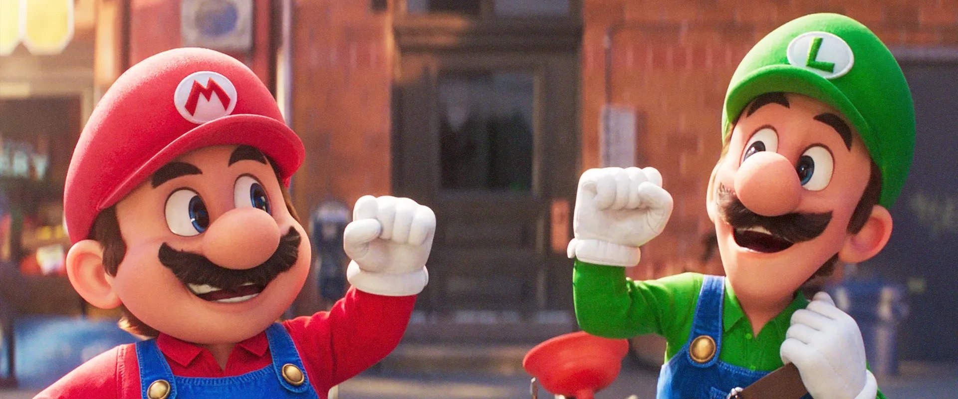 Imagem do Filme Super Mario Bros. de ambos Mario e Luigi comemorando