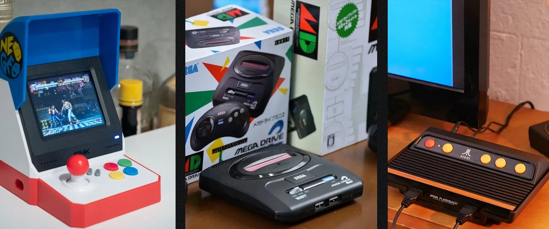 à esquerda um Neo Geo Mini, um Sega Saturn mini e um Atari 2600 mini à direita